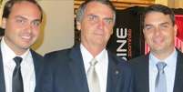 Jair Bolsonaro com os filhos Carlos e Fl&aacute;vio, em imagem de arquivo  Foto: Flickr/fam&iacute;lia Bolsonaro / Perfil Brasil