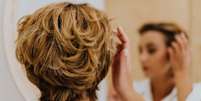 Cabeleireiros explicam quais cortes de cabelo ajudam a renovar o visual, facilitar a rotina e valorizar diferentes tipos de fios Foto: Karola G/Pexels / Bons Fluidos