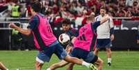 Atividade de prepara&ccedil;&atilde;o do Aston Villa antes de encarar o Bayern - Foto: Divulga&ccedil;&atilde;o / Jogada10