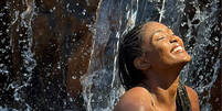 Erika Januza curte banho de cachoeira em Goi&aacute;s  Foto: Reprodu&ccedil;&atilde;o/Instagram