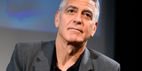 George Clooney, 64 anos: 'Foi um come&ccedil;o dif&iacute;cil. Dormi no ch&atilde;o de um arm&aacute;rio por dois anos e, durante cinco anos, fui de bicicleta aos testes de elenco'.  Foto: Getty Images / Purepeople