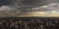 C&eacute;u encoberto por nuvens densas &eacute; vis&iacute;vel sobre o bairro da Mooca, na Zona Leste de S&atilde;o Paulo, Brasil, em 7 de agosto de 2026  Foto: Fabio Vieira/FotoRua/NurPhoto via Getty Images / BBC News Brasil