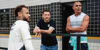 Giovanni conversa com Elano e Arão no CT Rei Pelé - Foto: Raul Baretta/ Santos FC. / Jogada10