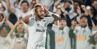 No jogo contra a Chapecoense, Neymar simulou jogar p&ocirc;quer em comemora&ccedil;&atilde;o &ndash;  Foto: Raul Baretta / Santos / Jogada10