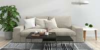 Descubra dicas práticas de decoração para deixar a sala mais elegante sem gastar muito, usando truques simples que fazem toda a diferença Foto: Reprodução: Canva/3D_inBox / Bons Fluidos