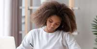 As 10 classes gramaticais s&atilde;o divididas em vari&aacute;veis e invari&aacute;veis Foto: Fizkes | Shutterstock / Portal EdiCase