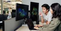 O professor Brian Hie (à esquerda) disse sobre o trabalho: "Este foi um território novo para nós".  Foto: Stanford University / BBC News Brasil