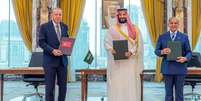 O presidente turco Recep Tayyip Erdogan (E), o príncipe saudita Mohammed bin Salman e o premiê paquistanês Shehbaz Sharif (D) se reuniram em Meca, na Arábia Saudita  Foto: DW / Deutsche Welle