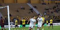Enzo Lodovico celebrando seu gol contra o São Bernardo. Foto: Saulo Dias/CONQ NEWS/Alamy Live News