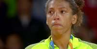 Judoca Rafaela Silva chora no p&oacute;dio, durante hino do Brasil, ap&oacute;s conquista do ouro nas Olimp&iacute;adas do Rio - Foto: reprodu&ccedil;&atilde;o/Youtube/Twany Santos Sgarioni/Captura de Tela/Esporte Espetacular/Globo / Esporte News Mundo