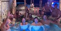 Willer Tomaz, ao centro, com punho erguido, ao lado de deputados e senadores em piscina de sua propriedade no entorno de Bras&iacute;lia  Foto: Reprodu&ccedil;&atilde;o/revista piau&iacute; / Estad&atilde;o