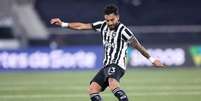  Foto: Vitor Silva/Botafogo - Legenda: Alex Telles marcou um belo gol de falta contra o Fluminense / Jogada10