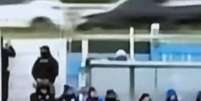 Foto: Reprodu&ccedil;&atilde;o/X - Legenda: Dois ve&iacute;culos colidem ap&oacute;s o chut&atilde;o que mandou a bola para do est&aacute;dio / Jogada10