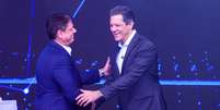 Tarcisio e Haddad se cumprimentam em debate na Band   Foto: YURI MURAKAMI/F/2.8 NEWS / Estadão