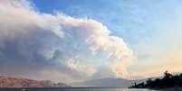 A fumaça se eleva do incêndio florestal na cordilheira Bald Range, que está levando à realização de evacuações táticas por helicóptero, a noroeste de Summerland, na Colúmbia Britânica, Canadá, em 7 de agosto de 2026  Foto: BC Wildfire/Imagem cedida via REUTERS