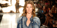 Os novos t&ecirc;nis da Adidas que confirmam que o jeans tamb&eacute;m est&aacute; na moda nos p&eacute;s e que s&atilde;o adorados pelas f&atilde;s do estilo 'old money'. Foto: Getty Images / Purepeople