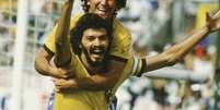 S&oacute;crates marcou &eacute;poca com a camisa do Corinthians e da Sele&ccedil;&atilde;o Brasileira &ndash;  Foto: Reprodu&ccedil;&atilde;o / Jogada10