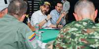 Foto divulgada pela Presid&ecirc;ncia da Col&ocirc;mbia mostra Abelardo de la Espriella durante uma reuni&atilde;o com representantes das For&ccedil;as Armadas ap&oacute;s o terremoto na regi&atilde;o de Choc&oacute;, no oeste do pa&iacute;s, na segunda‑feira (10).  Foto: AFP - HANDOUT / RFI