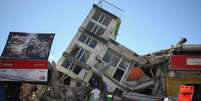 Moradores e equipes de emergência inspecionam os escombros de um prédio que desabou em Dosquebradas, na Colômbia, em 10 de agosto de 2026.  Foto: RFI