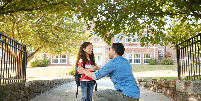 Atitudes simples da família podem tornar a mudança de escola mais leve e segura  Foto: Monkey Business Images | Shutterstock / Portal EdiCase