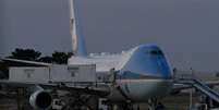 Caminh&otilde;es de servi&ccedil;o de bordo estacionados ao lado do antigo Air Force One antes de sua partida de Ancara, capital da Turquia  Foto: AFP via Getty Images / BBC News Brasil