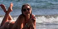 Luana Piovani faz topless em protesto  Foto: 