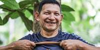Gerson Teles, ex-operador de motosserra e agora responsável pelo Ygara Artesanal, confecciona a peconha, objeto usado para apoiar os pés durante a colheita do açaí. Foto: Marcelo Camargo/Agência Brasil