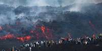 Visitantes próximo à uma corrente de lava, no Etna, na Sicília.  Foto: RFI