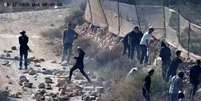 Imagens de c&acirc;meras de seguran&ccedil;a mostram colonos judeus jogando pedras na estrada de Qusra, na Cisjord&acirc;nia ocupada por Israel, em 12 de agosto de 2026.  Foto: via REUTERS - Video obtained by Reuters / RFI