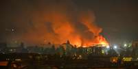Imagem de um inc&ecirc;ndio ap&oacute;s os ataques com m&iacute;sseis bal&iacute;sticos russos a Kiev, em 5 de agosto de 2026.  Foto: RFI