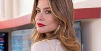 Alinne Moraes, como a vil&atilde; Vanessa de 'Por Voc&ecirc;', adora um batom vermelho.  Foto: Divulga&ccedil;&atilde;o/TV Globo / Purepeople