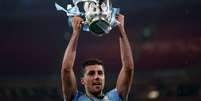 Rodri levanta a ta&ccedil;a da Copa da Liga Inglesa da temporada 2025-26, ap&oacute;s vit&oacute;ria por 2 a 0 sobre o Arsenal   Foto: Justin Setterfield/Getty Images / Esporte News Mundo