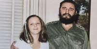 Alina Fern&aacute;ndez e Fidel Castro: o ex-l&iacute;der cubano teve sete filhos reconhecidos com tr&ecirc;s mulheres diferentes, mas Fern&aacute;ndez &eacute; a &uacute;nica menina Foto: Alina Fern&aacute;ndez / BBC News Brasil