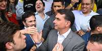 O senador Flávio Bolsonaro, candidato à Presidência da República pelo PL, ao chegar para participar de um almoço com empresários e autoridades locais no município de São Caetano do Sul, no ABC Paulista  Foto: ROBERTO SUNGI/ATO PRESS/ESTADÃO CONTEÚDO