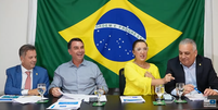 Rogério Marinho, Flávio Bolsonaro, Daniella Marques e Alfredo Gaspar participam juntos de live na noite desta quinta-feira, 13  Foto: Reprodução/Youtube/Flavio Bolsonaro