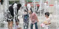 Coreanos se refrescam em fonte em Seul durante verão Foto: ANSA / Ansa - Brasil