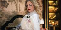 Pilar (Isabel Teixeira) demonstra um amor enorme por sua cachorrinha Maria Antonieta (Meg), tratando o animal praticamente como uma filha na novela 'Quem ama cuida', na Globo. Foto: Divulgação/TV Globo / Purepeople