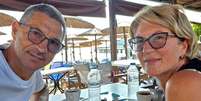 Ljubisa Karović e sua esposa Svetlana Grković voltavam de f&eacute;rias na Gr&eacute;cia  Foto: Facebook/Karović Ljubisa / BBC News Brasil