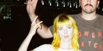 Hayley Williams e Daniel James em foto divulgando o projeto "Power Snatch"  Foto: Tenho Mais Discos Que Amigos!
