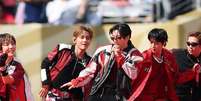 Os integrantes RM, Jin, Suga, j-hope, Jimin, V e Jungkook se apresentam durante o show do intervalo da final da Copa do Mundo da FIFA 2026,   Foto: Foto de Howard Smith / ISI Photos / ISI Photos via Getty Images
