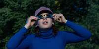 Mulher observa eclipse solar na Alemanha    Foto: Vasily Krestyaninov/SOPA Images/LightRocket via Getty Images)