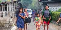 Moradores buscam áreas mais seguras após o terremoto de magnitude 7,7 em Talibura, distrito de Sikka, na ilha de Flores, uma das regiões afetadas pelo forte tremor que atingiu o leste da Indonésia em 15 de agosto de 2026.  Foto: RFI
