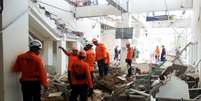 Equipes de resgate inspecionam um pr&eacute;dio fortemente danificado no porto de L. Say, ap&oacute;s um terremoto em Maumere, Sikka, prov&iacute;ncia de Nusa Tenggara Oriental, Indon&eacute;sia 15 de agosto de 2026   Foto: REUTERS/Willy Kurniawan