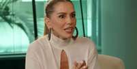 Deborah Secco em entrevista ao "Conversa vai, conversa vem" de Maria Fortuna.  Foto: Reprodu&ccedil;&atilde;o/ Redes Sociais