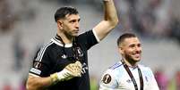 Dibu Martínez comemora conquista da Europa League com o Aston Villa   Foto: Maja Hitij/Getty Images / Esporte News Mundo