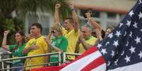 O candidato &agrave; Presid&ecirc;ncia pelo PL, Fl&aacute;vio Bolsonaro, em ato na praia de Copacabana, com bandeira dos EUA.  Foto: Pedro Kirilos/Estad&atilde;o / Estad&atilde;o