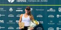 Luiza Fullana com o troféu   Foto: Divulgação/FPT / Esporte News Mundo