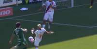  Foto: Reprodu&ccedil;&atilde;o - Legenda: Erick Pulga sofre p&ecirc;nalti para o Bahia / Jogada10