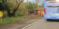 Ônibus tomba e deixa ao menos 8 mortos em Petrópolis, no RJ  Foto: Reprodução/GloboNews