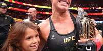 Mackenzie Dern comemora com a filha vit&oacute;ria no UFC 330 Foto: Divulga&ccedil;&atilde;o/X Oficial do UFC / Esporte News Mundo